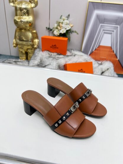 Hermès new spring and summer brown and black color matching thick heel sandals, heel height 5cm - Image 4