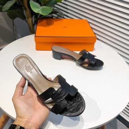 Hermès black matte summer classic crocodile pattern thick heel sandals - Image 2