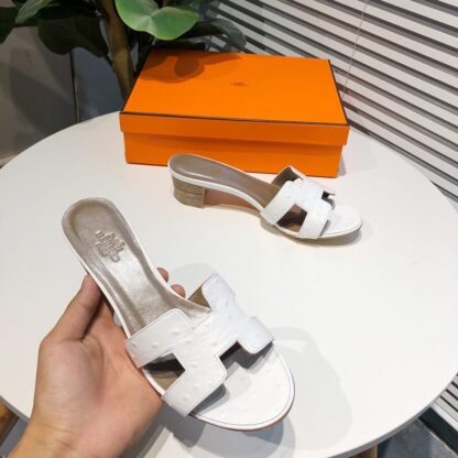 Hermès white summer versatile crocodile pattern thick heel sandals - Image 2