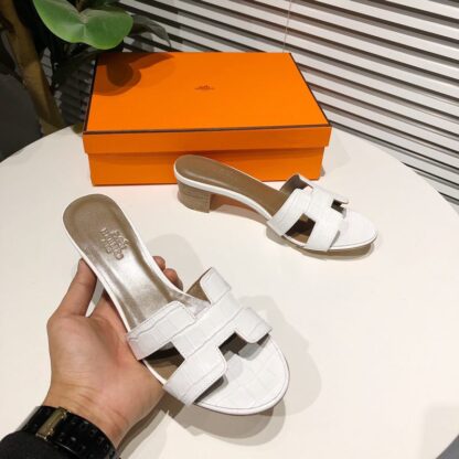 Hermès summer classic versatile crocodile pattern white apricot thick heel sandals - Image 2