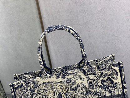 Dior Book tote dark blue tiger large - Image 4