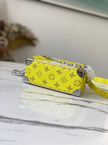 Louis Vuitton yellow flower white font silk screen chain small box bag - Image 4