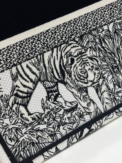 Dior Spring/Summer Series Jungle White Tiger Tote Bag - Image 4