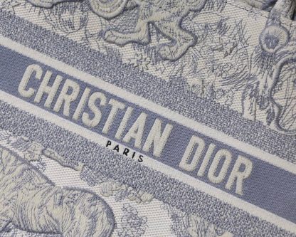 Dior 𝐁𝐎𝐎𝐊 𝐓𝐎𝐓𝐄 bags - Image 4