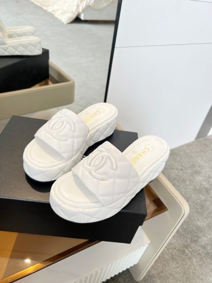 Chanel white simple and versatile super beautiful small slippers - Image 3