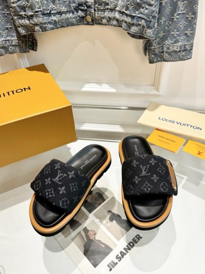 Louis Vuitton's latest fashion casual half slippers - Image 4