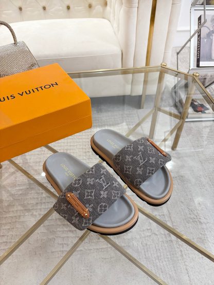 Louis Vuitton's latest fashion casual half slippers - Image 4