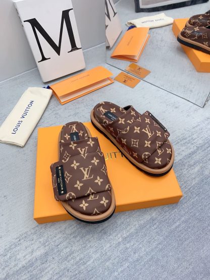 Louis Vuitton Early Spring Couple's Closed-Toe Slippers - Image 4