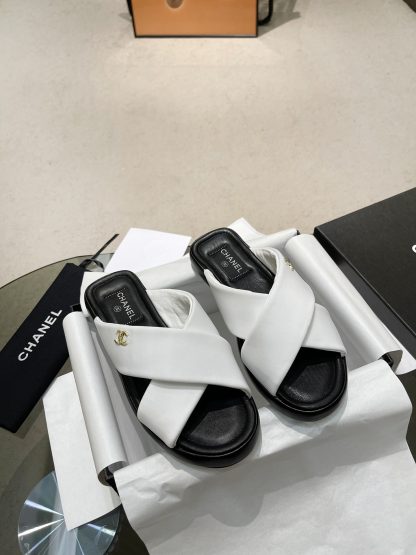 Chanel Spring and Summer Classic White Versatile Slippers - Image 4