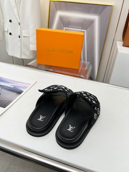 Louis Vuitton couple's early autumn new embossed logo hot-selling slippers - Image 4