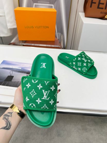 Louis Vuitton couple's early autumn new embossed logo hot-selling slippers - Image 4