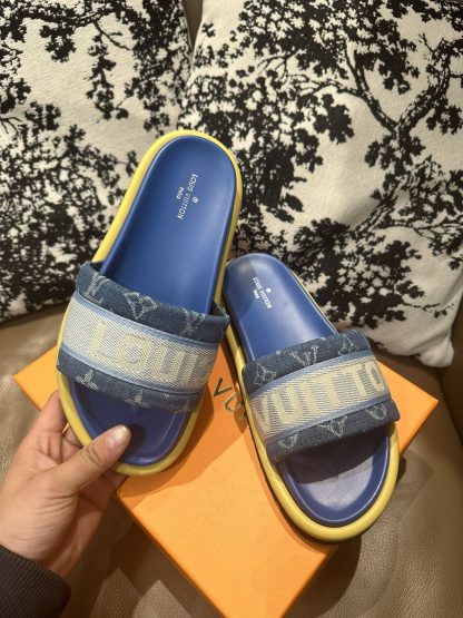 Louis Vuitton classic flip flops - Image 4
