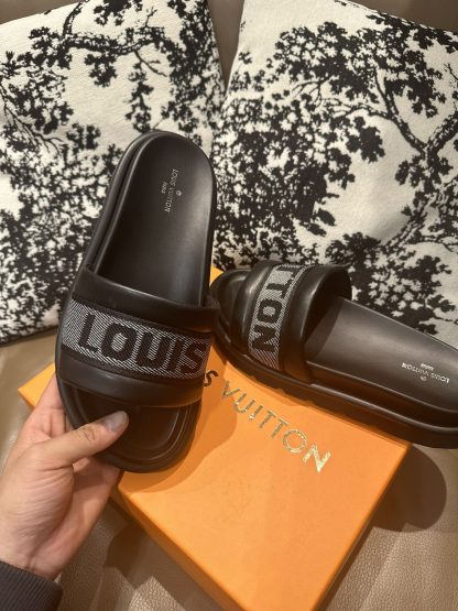 Louis Vuitton classic flip flops - Image 4