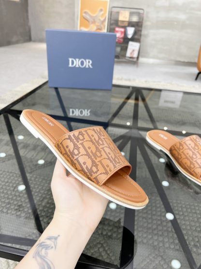 Dior Fashion Temperament Flat Stand - Image 4