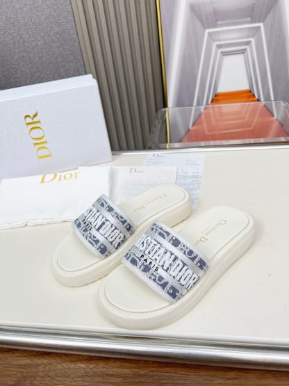 Dior's new versatile platform sandals - Image 4