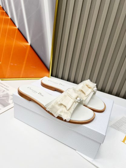 Dior's new versatile pearl slippers - Image 4