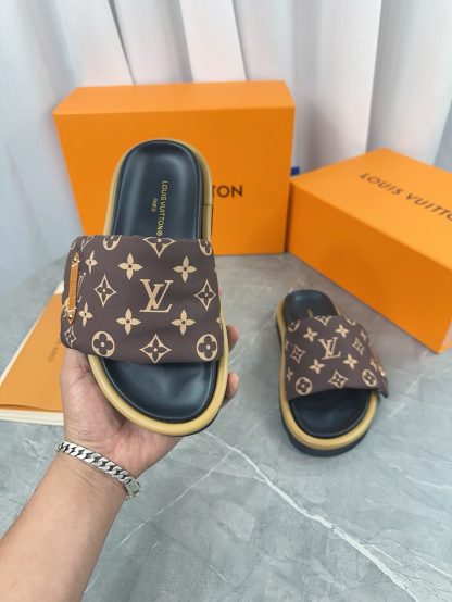 Louis Vuitton's latest fashion casual half slippers - Image 4