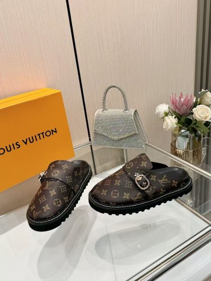 Louis Vuitton winterbreak comfert flat slides - Image 4