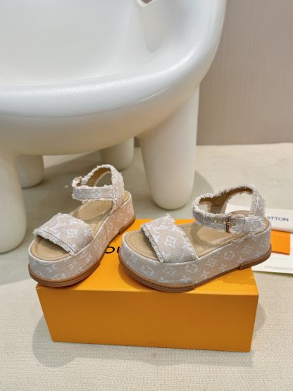Louis Vuitton's latest stylish casual platform sandals - Image 5