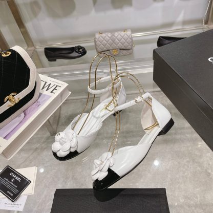 Chanel's new early spring camellia sheepskin fabric thick-heeled white sandals with a heel height of 2.5cm - Image 5