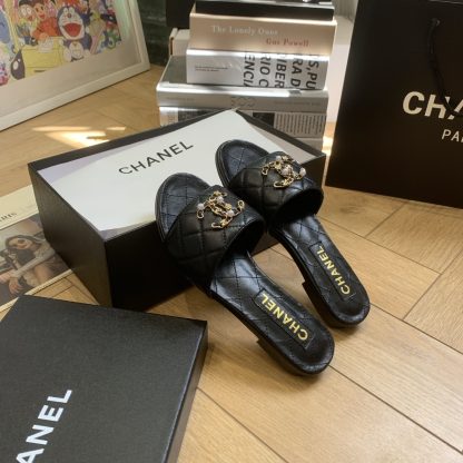 Chanel's new black spring and summer flat sandals with elegant style - Image 5