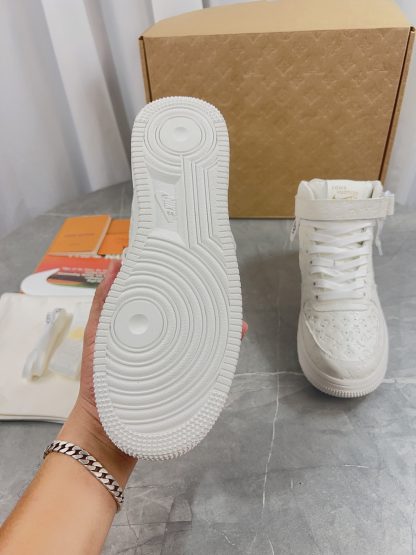 Louis Vuitton couple's co-branded sports shoes - Image 5