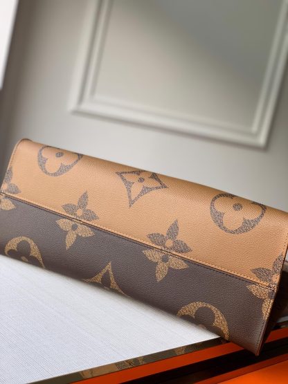Louis Vuitton ONTHEGO Handbag - Image 5