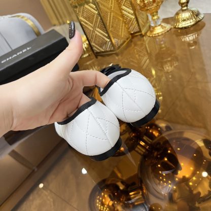 Chanel autumn and winter new white round head with camellia retro loafers - Image 5