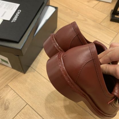 Chanel's new elegant and durable red loafers for early spring - Image 5