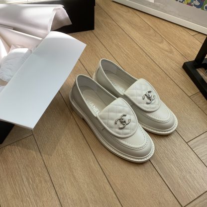 Chanel's new elegant and durable beige loafers for early spring - Image 4