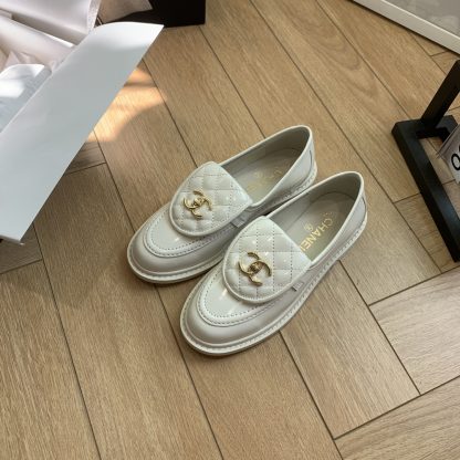 Chanel's new elegant and durable beige shiny loafers for early spring - Image 3