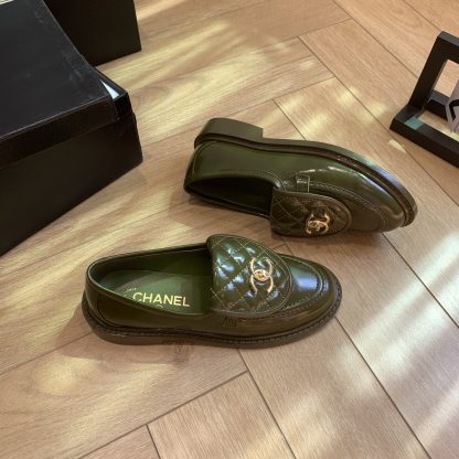 Chanel's new elegant green loafers for early spring - Image 4