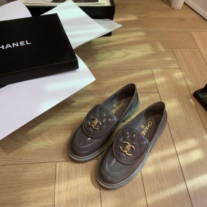 Chanel's new elegant and durable blue-gray shiny loafers for early spring - Image 4