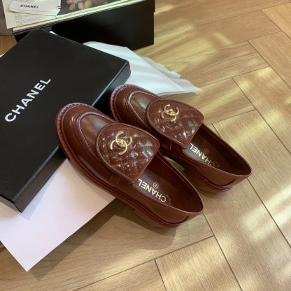 Chanel's new elegant and durable red shiny loafers for early spring - Image 5