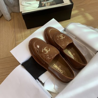 Chanel's new elegant and durable brown loafers for early spring - Image 5