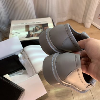 Chanel's new elegant and durable blue-gray matte loafers for early spring - Image 5