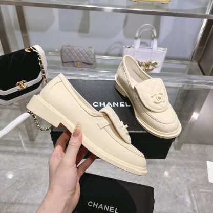 Chanel's new beige loafers for early spring - Image 5