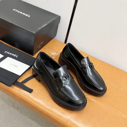 Chanel Autumn and Winter Series Black Shiny Small Round Toe Slim Loafers - Image 4