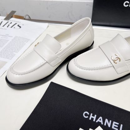 Chanel autumn and winter white retro loafers - Image 5