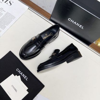 Chanel autumn and winter black shiny retro loafers - Image 5