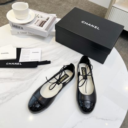 Chanel's new black early spring product is slim and paired with lace-up loafers - Image 5