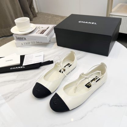 Chanel's new white early spring products are slim and paired with lace-up loafers - Image 5