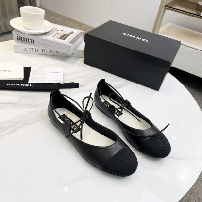 Chanel's early spring black matte new product is slim and paired with lace-up loafers - Image 5