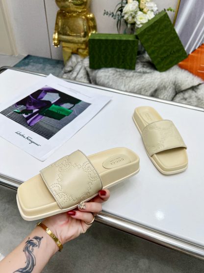 Gucci women's flat slippers - Image 5