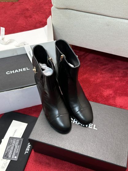 Chanel's new simple, stylish and comfortable black shiny short boots with a heel height of 5cm - Image 5