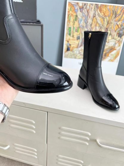 Chanel's autumn and winter main season hits are worth adding to your wardrobe with black thick-heeled boots - Image 4