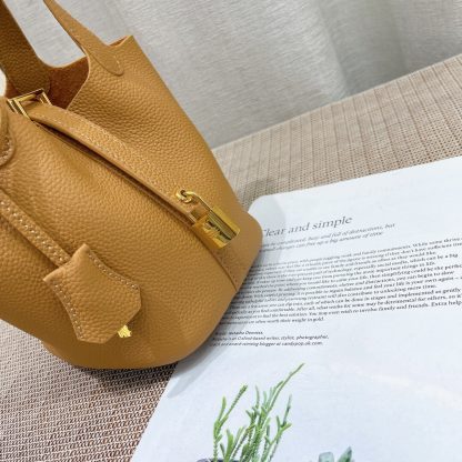 Hermès mini 14cm shopping basket bag is soft, versatile and very light - Image 5
