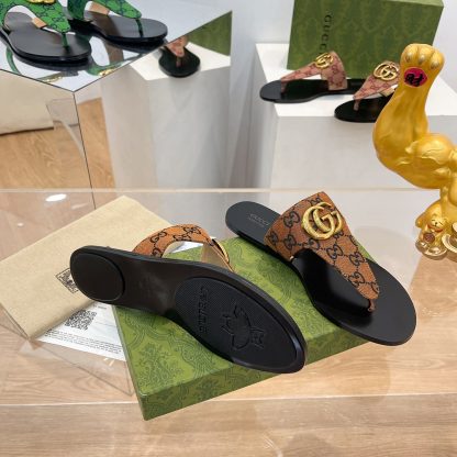 Gucci women's flat slippers - Image 5