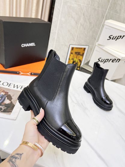 Chanel's latest black fashionable Chelsea boots for autumn and winter - Image 5