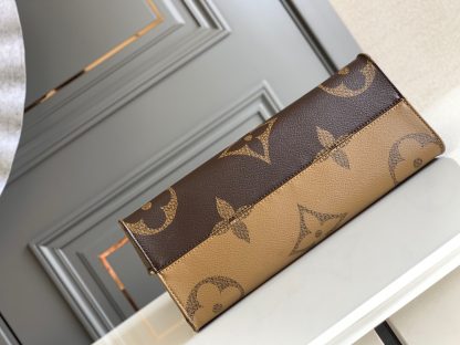 Louis Vuitton ONTHEGO Medium Handbag - Image 5